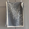 Dettaglio dello scialle in maglia con stampa floreale, nappe eleganti e trama morbida - 185*65cm / Grigio