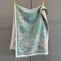 Dettaglio sciarpa jacquard floreale con lati reversibili verde e rosa e frange - Ciano