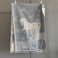 Dettaglio di una sciarpa grigia spessa con stampa di cavalli e motivi pied de poule - 185*65cm / Grigio Ardesia (GSJ-556-Grigio Ardesia)