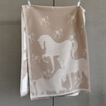 Dettaglio di sciarpa beige effetto cashmere con motivi a cavallo jacquard e frange - 185*65cm / Cammello (GSJ-556-Cammello)