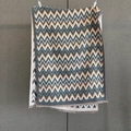 Dettaglio della sciarpa in maglia a zigzag con tessuto strutturato arancione e grigio - Grigio