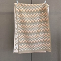 Dettaglio di sciarpa in maglia jacquard con toni della terra e bordi con frange fini - Cachi