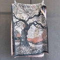 Detail des floralen Jacquardmusters und der Fransen an einem weichen Webschal - Graue Künstlerische Landschaft (GSJ-599-Grau)