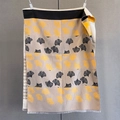 Dettaglio sciarpa cashmere con foglie di ginkgo, stampa pied de poule e nappine sottili - Cachi