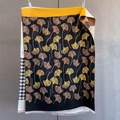 Dettaglio di sciarpa in cashmere con motivi a foglia di ginkgo e bordo pied-de-poule - Nero