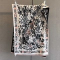 Nahaufnahme von Vintage-Blumen- und Vogelmustern auf einem Winterschal mit Quasten - 185*65cm / Schwarz