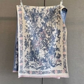 Detailansicht des Toile-de-Jouy-Musters und der Fransen an diesem warmen Winterschal - 185*65cm / Blau