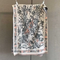 Nahaufnahme des Vintage-Schals mit Blumen- und Vogelmuster, Fransen und Strickstruktur - 185*65cm / Grau