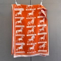 Dettaglio di sciarpa in maglia arancione con motivo jacquard a cavalli e frange - 185*65cm / Arancione