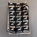 Dettaglio della sciarpa jacquard con cavalli e nappe decorative su tessuto nero - 185*65cm / Nero