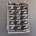 Dettaglio di motivi artistici a cavallo su una sciarpa jacquard nera con frange - 185*65cm / Grigio