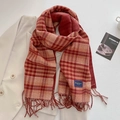 Sciarpa a quadri arancione e rossa effetto cashmere con frange sopra un blazer - Rosso