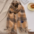Sciarpa classica a quadri color cammello effetto cashmere con frange ed etichetta - Cammello