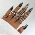 Primo piano di anelli d'argento vintage impilabili con motivi a cuore e a stella - Stile argento 26551