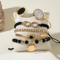 Detalle de set de 5 pulseras doradas con dijes de concha, ojo turco y símbolo infinito - Juego Dorado de Ojo Turco Negro (31483-bra-G)