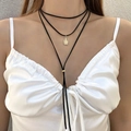 Τριπλό boho κολιέ με μαύρο κορδόνι και χρυσό φύλλο μενταγιόν φορεμένο σε μοντέλο - Χρυσό (Μενταγιόν Φύλλο)