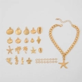 Set de joyería dorada tema océano con dijes de estrella de mar, concha y tortuga sobre blanco - Mezcla de 20 Piezas Serie Océano (26482-gold)