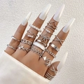 17-teiliges silbernes Boho-Ring-Set mit Perlen und Blattmustern an einer Frauenhand - Silbernes Botanisches Set mit Künstlichen Perlen (25260-ring-S)