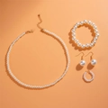 Elegantes vierteiliges Set mit Perlenkette, Armband und vergoldeten Ohrringen - Weißes Vierteiliges Set (26548-white)