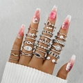 Dettaglio del set di anelli bohémien in argento con motivi a cuore, perla e corona - Stile argento 26519