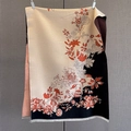 Detailaufnahme des Winterschals mit floralem Jacquardmuster und weißen Fransen - 185*67cm / Schwarz-Orange (GSJ-573)