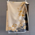Detail der goldenen Blumenstickerei auf dem beige-grauen Kaschmir-Mischschal - 185*67cm / Grau-Gelb (GSJ-573)