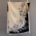 Detailansicht eines großen Schals mit goldener Blumenstickerei und eleganten Fransen - 185x67cm / Schwarz-Grau (GSJ-573)