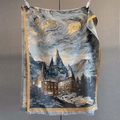 Dettaglio di una sciarpa jacquard con motivo artistico di castello stellato e nappe - Stile Architettonico Artistico (Bordo Giallo)