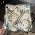 Dettaglio di un foulard in seta da 53cm con stampe floreali e bordi verde scuro - 53*53cm / Verde Turchese
