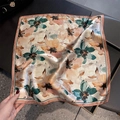 Dettaglio del foulard di seta con stampa floreale vintage ed elegante lucentezza satinata - 53*53cm / Pesca