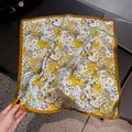 Dettaglio di un foulard quadrato in seta da 53 cm con fiori gialli e trama satinata - 53*53cm / Giallo