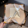 Dettaglio ravvicinato di un foulard in seta con motivo geometrico e bordi cuciti a mano - 53*53cm / Blocco di Colore Geometrico (Bordo Marrone)