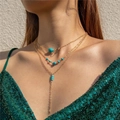 Dreilagige böhmische Goldhalskette mit Türkissteinen und Y-Fransen an einem Model - 3-Lagige Goldene Türkis Quasten Halskette (25512-gold)
