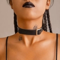 Collana girocollo punk nera con fibbia in metallo argento sul collo di un modello - Stile Cintura con Fibbia in Pelle (27100-black)