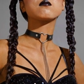 Dettaglio di un choker in pelle nera con cuore e catene metalliche in stile punk gothic - Stile Pelle con Catena di Perline e Cuore Cavo (27211-black)