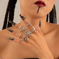 Detailansicht der Gothic-Schlangenring-Sets mit Vintage-Punk-Finish auf Modelhand - Dunkler Wickelschlange-Stil (27167-silver)