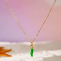 Detalle de collar con colgante de cornicello dorado y cuerno verde esmeralda fino - Estilo de Cadena Dorada con Colgante de Chile Verde (27255-3-green)