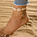 Detail van een bohemian schelpen enkelbandje en gouden gelaagde ketting op zand - Gouden Pailletten Schelp Stijl (27365-gold)