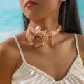 Elegante choker a rosa in raso beige con trama in pizzo e perline su una modella - Stile in Pizzo Con Fiori di Albicocca (27108-Apricot)
