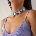 Collana girocollo intrecciata colorata con pendenti in marmo bianco indossata da una modella - Stile Ciondolo in Marmo Intrecciato Multicolore (27109-colour)
