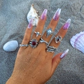 Set aus Retro-Silberringen mit Totenkopf und rotem Rubin an der Hand am Strand - Böhmischer Roter Rubin-Stil (27168-silver)