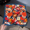 Dettaglio del foulard quadrato in 100% seta di gelso con motivi floreali di margherite - 53*53cm / Bordo Blu