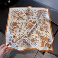 Vista dettagliata del foulard in 100% seta di gelso con elegante stampa floreale arancione - 53*53cm / Arancione