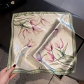 Dettaglio del foulard in seta con stampe floreali di tulipani viola su fondo crema - 53x53cm / Verde-giallo