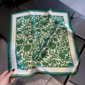 Dettaglio di sciarpa in seta con motivi floreali vintage e bordi arrotolati rifiniti - 53*53cm / Verde