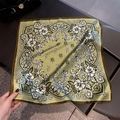 Dettaglio macro del foulard di seta verde oliva con fiori tropicali e cuciture rifinite - 53x53cm / verde oliva