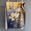 Detail eines Vintage-Schals mit Blumen- und Schmetterlingsdruck und Fransenrand - 190*65cm / Navyblau & Gelb (GSJ-518-Navy Yellow)
