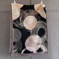 Detail eines weichen Pashmina-Schals mit abstrakten Mustern und Fransenkanten - 185*68cm / Braune Kante (GSJ-531)