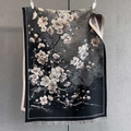Detail eines Vintage-Pflaumenblüten-Jacquard-Musters auf schwarzem Pashmina-Schal - 190*65cm / Schwarz & Weiß