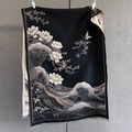 Detail von Lotus-Stickereien und Fransenquasten an schwarzem Kaschmir-Schal-Cape - Schwarz